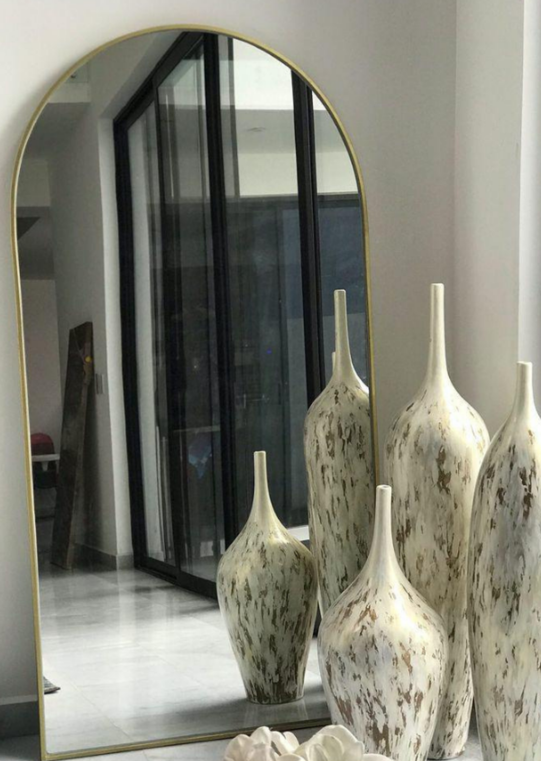 Flor Muestra su Espejo Jade de 2 metros