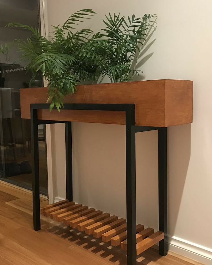 Recibidor para casa con maceta y plantas verdes, estructura metalica con madera