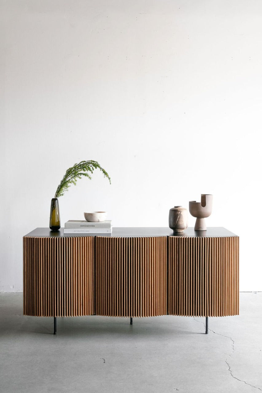 Credenza tipo Bufetera con puertas elaboradas de madera
